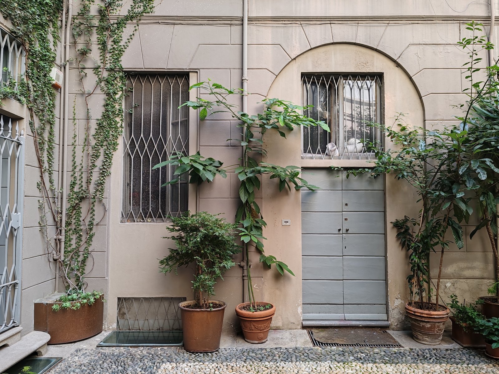 Facciata di Secret Courtyard Milano prima della ristrutturazione, con necessità di manutenzione